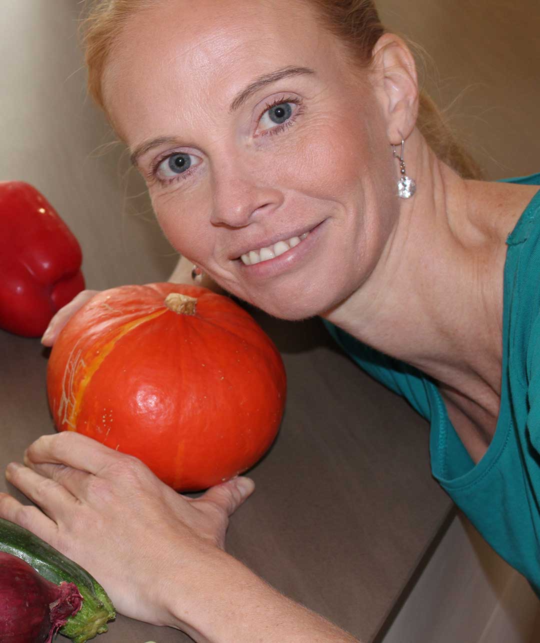 Frau mit Kürbis, alexandra hempel Kontakt, Ernährungsberatung Portait einer Frau mit Kürbis vor sich, gesunde Ernährung, Ernährungsberatung